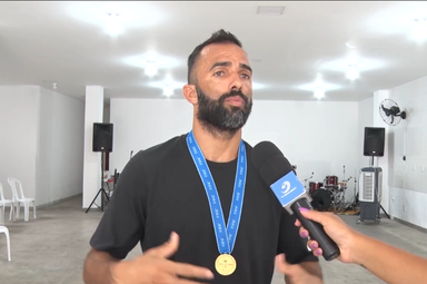 O atleta da Seleção Brasileira de Beach Soccer, Bruno Xavier. (Captura de tela/TV Guarapari)