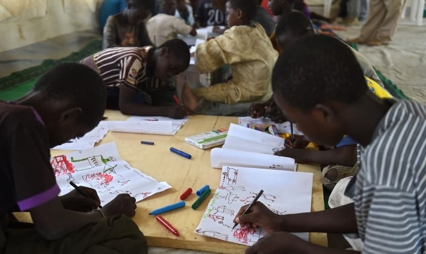 As ações terroristas do grupo radical Boko Haram estão impedindo o acesso de mais de 1 milhão de crianças à escola na Nigéria. (Foto: AFP)