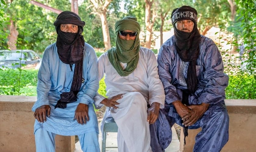 Um ex-muçulmano e dois familiares pregam para a tribo tuaregue, da qual fazem parte. (Foto: Reprodução/VOM)