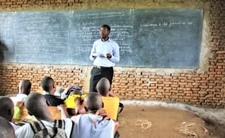 Hoje, Bosco ensina a Bíblia em escolas de Burundi. (Foto: Bible League International).