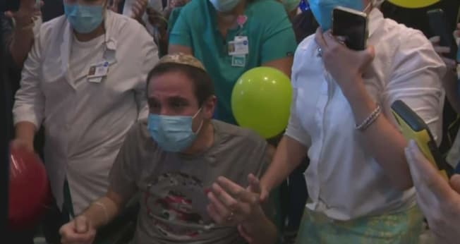 Dr. Jacobo Elgozy deixa o Hospital Mount Sinai após 120 dias. (Foto: Reprodução / CBS4)