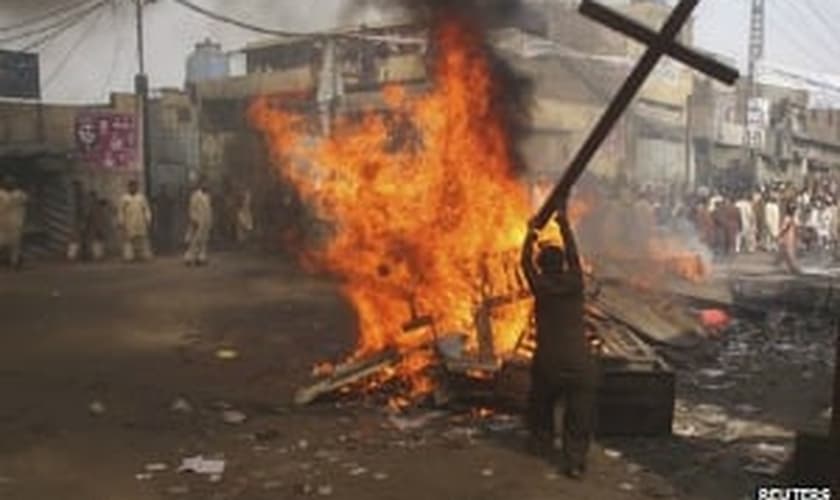 Foto de um ataque contra cristãos no Paquistão