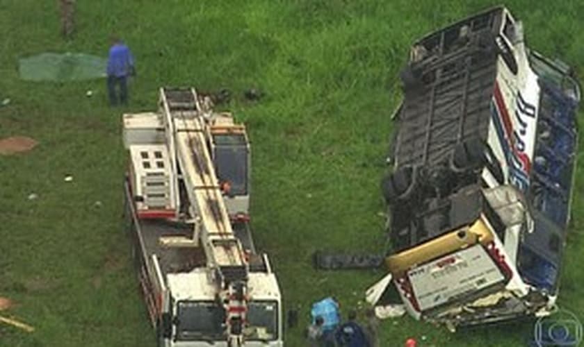 Capotagem de ônibus deixa cinco mortos em Itaguaí 