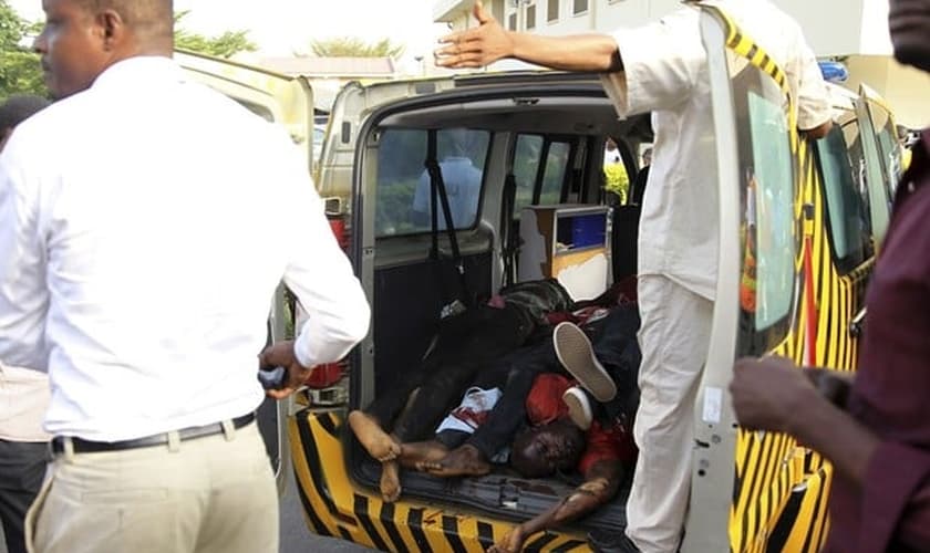 Vítimas de explosões de bomba são colocadas em caçamba de picape em Abuja