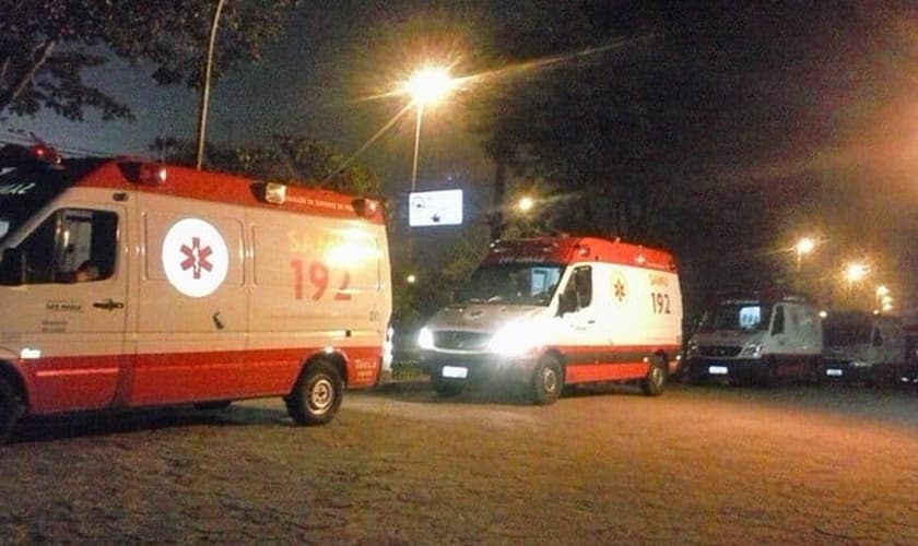Ambulâncias do Samu aguardam a liberação de macas no Hospital José Stotopollis, na Vila Maria