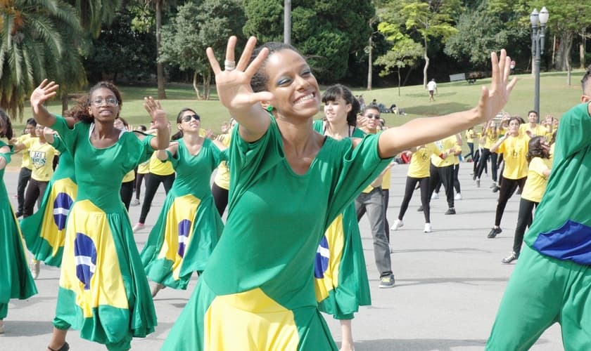 Confira as fotos do Flash Mob de dança em prol da paz na Copa