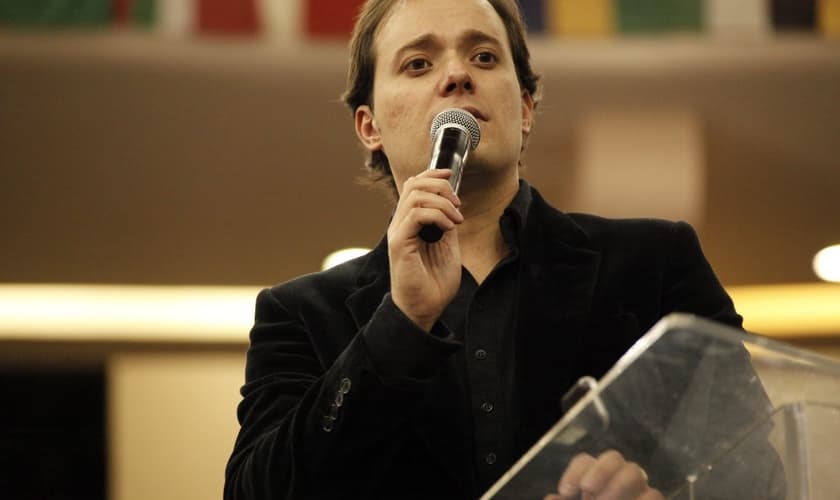 André Valadão produz nova versão da música "O País da Adoração"; confira