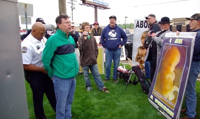 Pastor norte-americano é preso por expor material contra o aborto