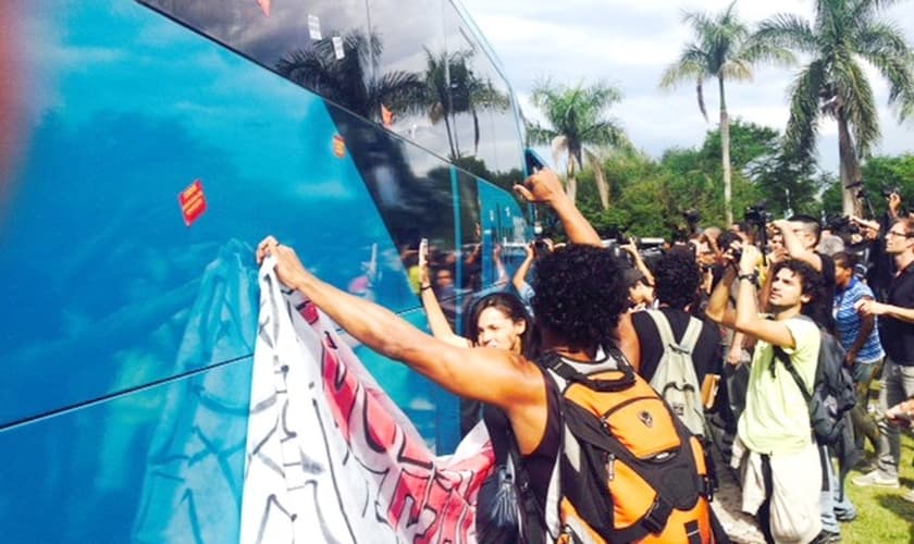 Manifestantes tiveram contato com o ônibus dos jogadores