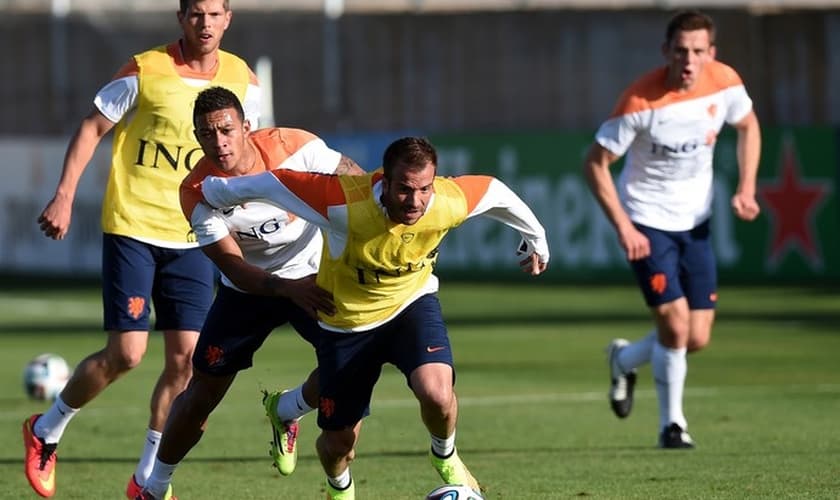 Após lesão em treino da Holanda, Van der Vaart ficará fora da Copa do Mundo