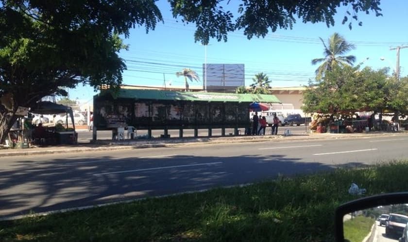 Parada de ônibus vazia na Avenida Colares Moreira