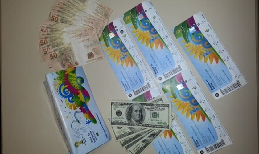 Rio de Janeiro Cambistas presos tentavam vender ingressos por preço 500% maior que o impresso no papel no entorno do Maracanã