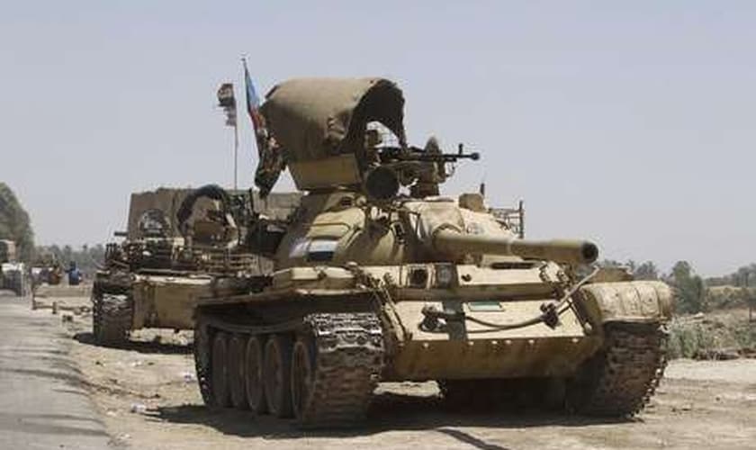 Tanques das forças iraquianas se dirigem às suas posições em uma intensa mobilização de segurança, a oeste de Bagdá, no Iraque, na terça-feira