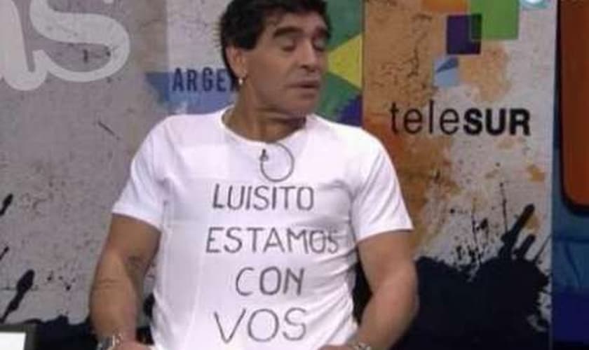 Maradona homenageou Suárez com camiseta durante seu programa