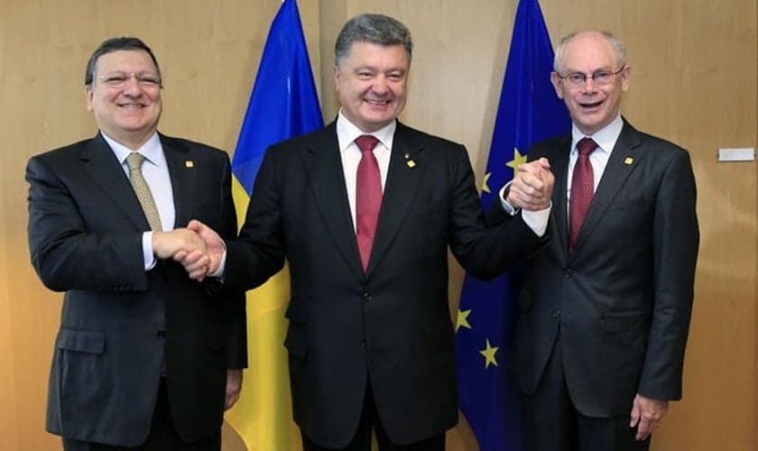 O presidente da Ucrânia, Petro Poroshenko (ao centro), comemora a assinatura de um acordo com a União Europeia ao lado do presidente da Comissão Europeia, José Manuel Barroso (à esquerda), e do presidente do Conselho Europeu, Herman Van Rompuy (à direita)