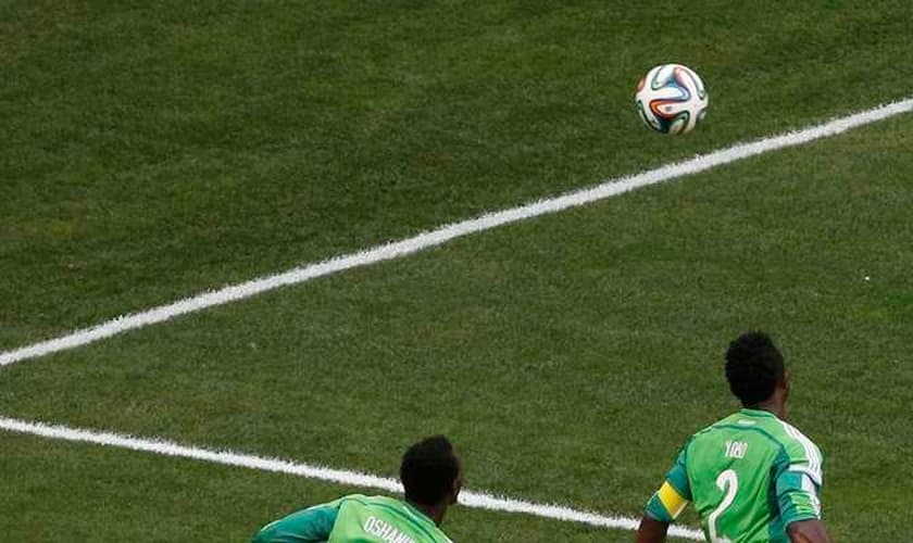 França teve trabalho, mas fez dois gols na reta final do segundo tempo para embalar no confronto