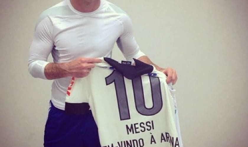 Messi ganha camisa 10 do Timão: "Bem-vindo à Arena Corinthians"