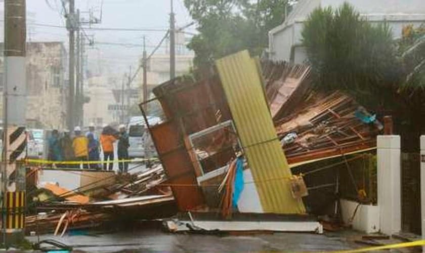 Uma casa de madeira em Naha, Okinawa, desabou devido aos fortes ventos causados pelo tufão Neoguri, em 08 de julho