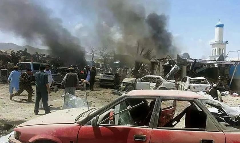 Equipes de segurança afegãs são vistas em local de atentado suicida nesta terça-feira (15) em Urgun