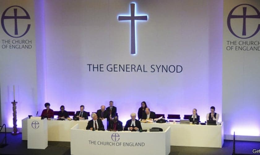 Igreja Anglicana aprova a ordernação de mulheres a bispas