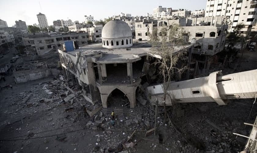 Mesquita foi destruída por bombardeio em Gaza nesta quarta-feira (30) 