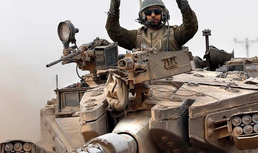 Um soldado israelense faz sinal de vitória a bordo de seu tanque perto da fronteira entre Israel e a Faixa de Gaza 