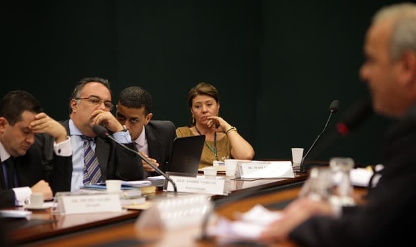 André Vargas (sem partido-PR) observa leitura do relatório de Júlio Delgado (PSB-MG) em processo por suposta quebra de decoro, na tarde desta terça