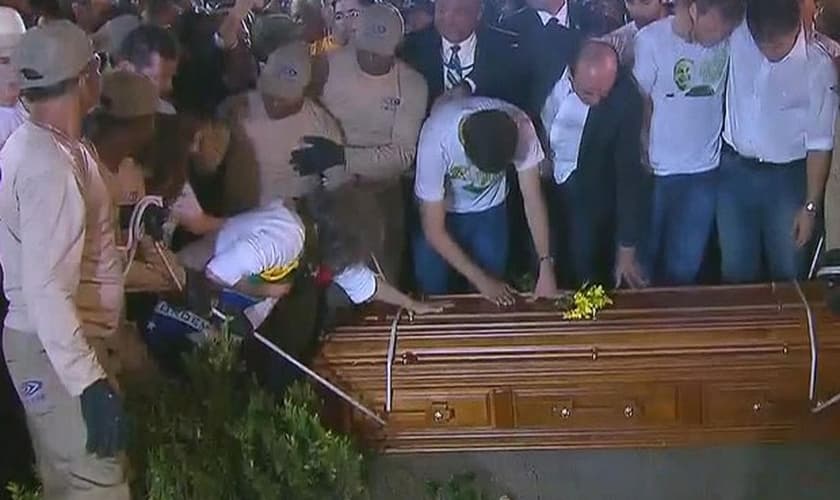 Família se despede, momentos antes do caixão de Eduardo Campos descer à cova. (Foto: Reprodução / TV Globo)