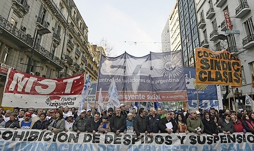 Manifestantes durante marcha realizada nesta quarta-feira (27). Grupo deixou a Praça de Maio rumo ao congresso do país