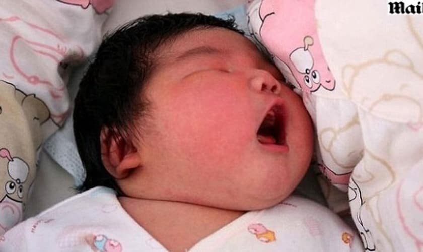 O recém-nascido pesa aproximadamente o mesmo que um bebê de três meses 