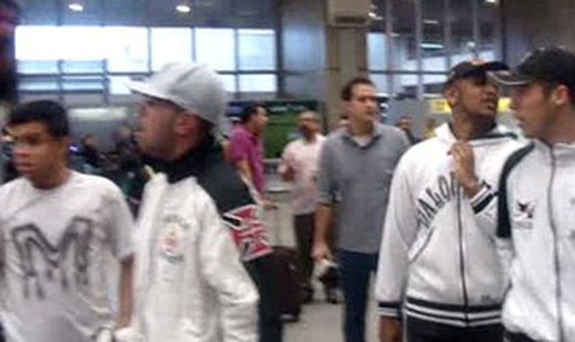 Grupo de torcedores hostiliza vascaínos na chegada ao Rio