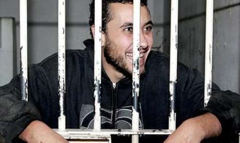 Carlos Eduardo Sundfeld Nunes, o Cadu, sorri na cela após ser preso, em 2010