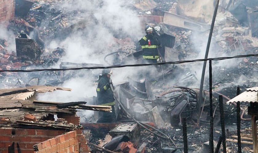 Bombeiros combatem chamas após incêndio em favela na Zona Sul