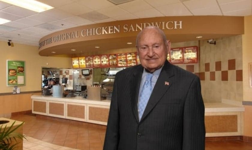 Conhecido por defender a família tradicional, dono do Chick-fil-A morre aos 93 anos, nos EUA