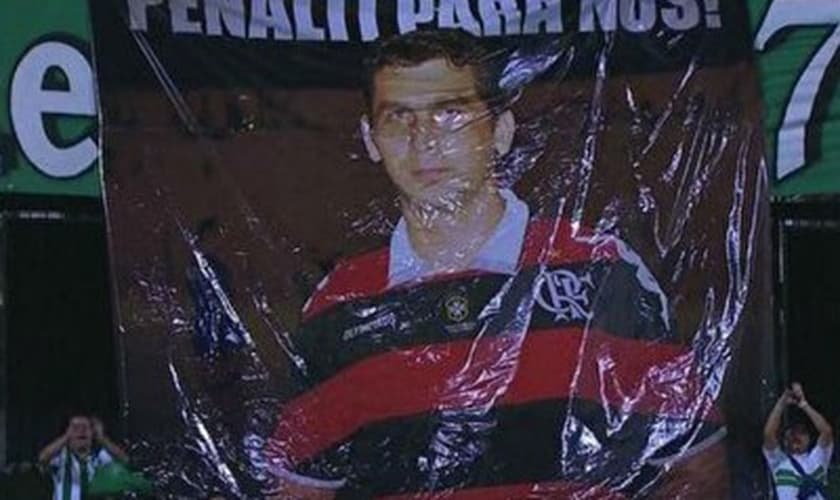 Torcida protesta contra Wagner Reway, árbitro de Flamengo 3x0 Coritiba, pela Copa do Brasil
