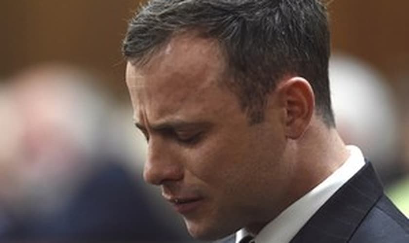 Pistorius chora ao ouvir veredicto em tribunal da África do Sul