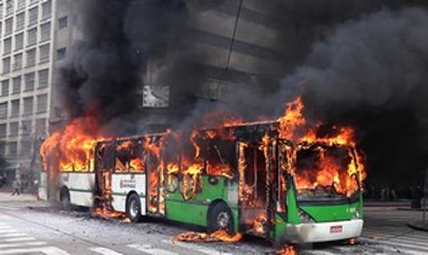 Ônibus foi incendiado no cruzamento em frente ao Theatro Municipal de SP