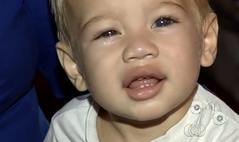 Daniel, de 1 ano e 5 meses, luta há quatro meses por cirurgia nos olhos