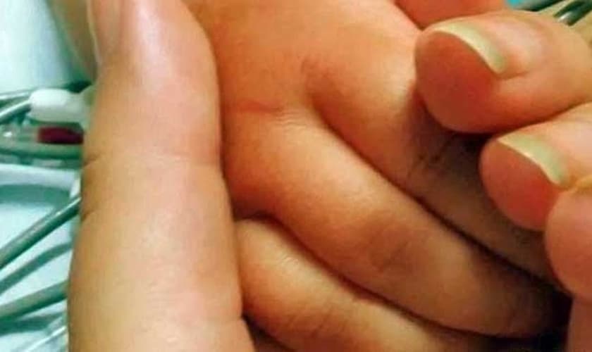 Tia de Martina publicou foto segurando a mão dela no hospital.