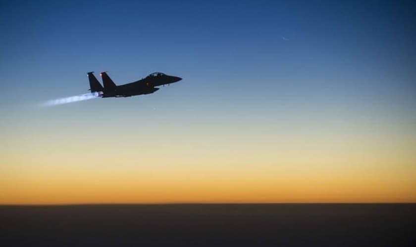 Avião da Força Aérea americana sobrevoa o norte do Iraque após realizar ataques aéreos na Síria