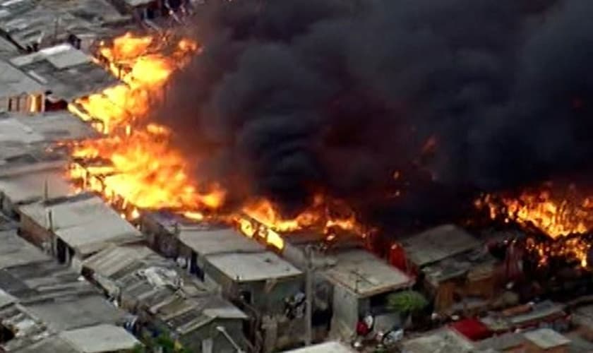 Incêndio atinge favela na Zona Leste