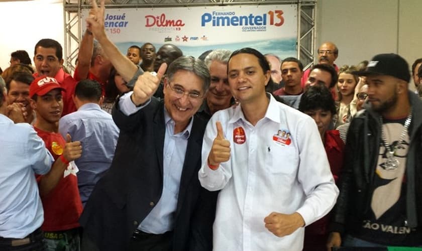 Fernando Pimentel, o novo governador de Minas, comemora vitória no comitê central da campanha em Belo Horizonte (