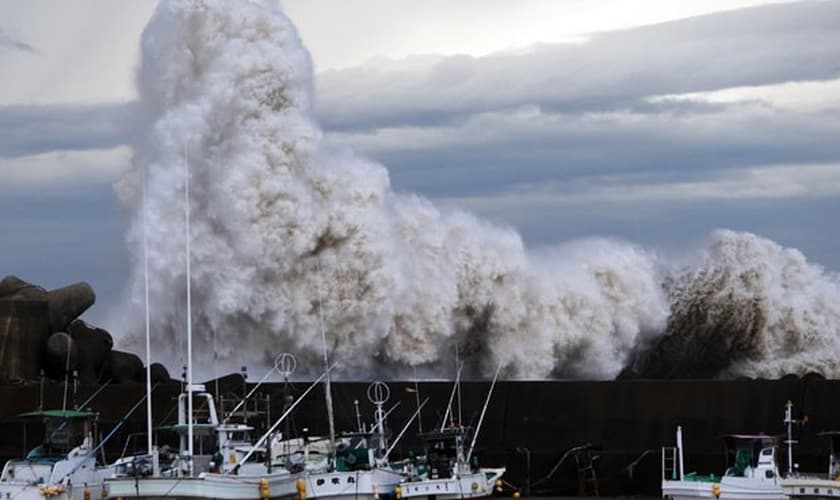 Altas ondas batem em barreira no porto de Kihou, no centro do Japão, nesta segunda-feira (6)