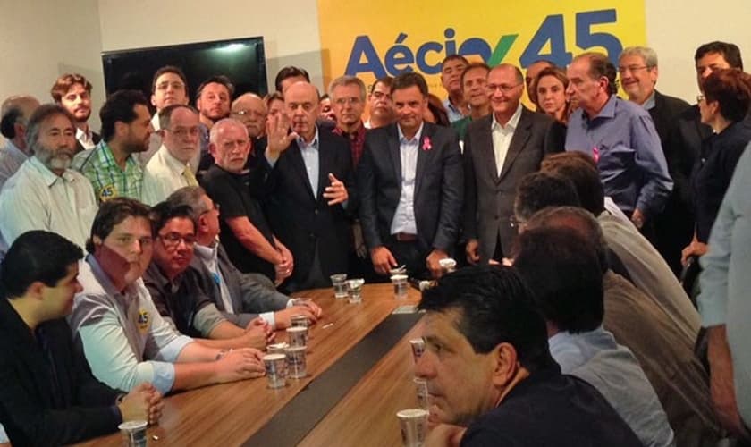 Aécio participa de reunião com aliados em São Paulo