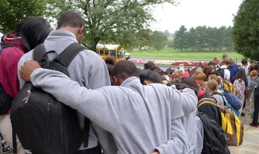 Cristãos se reúnem para orar em atitude de protesto pacífico, nos EUA