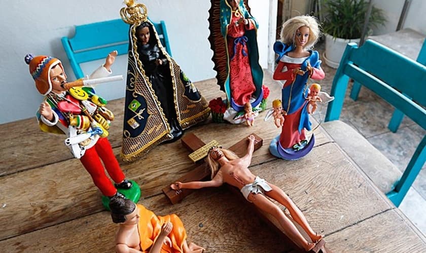 Trazendo Ken e Barbie como Jesus e Nossa Senhora, exposição é suspensa na Argentina