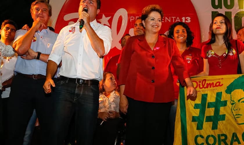 Dilma Rousseff ao lado de Renan Filho e Fernando Collor durante ato de mobilização em Alagoas