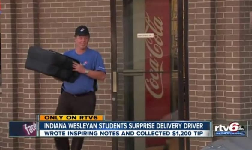 Estudantes cristãos dão gorjeta de mais de 1.200 dólares a entregador de pizza