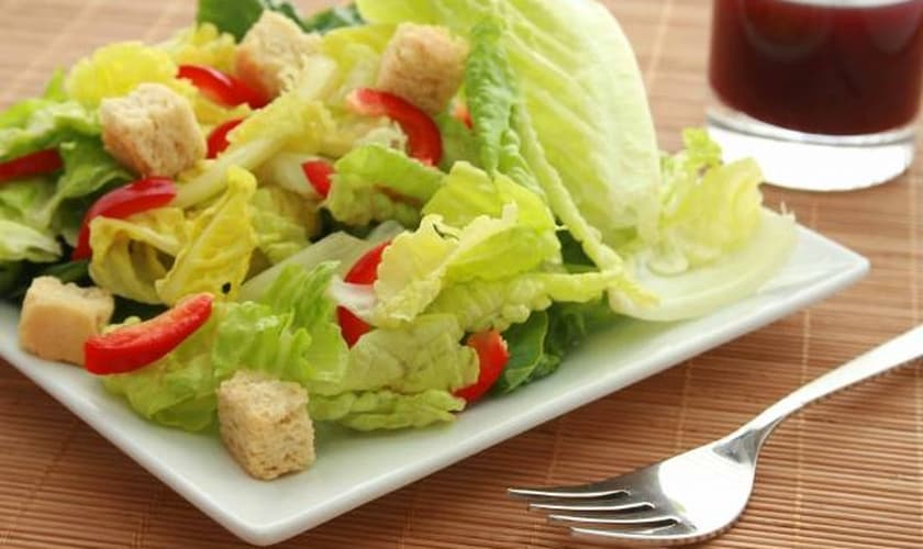 Conheça quatro dicas para ficar satisfeito consumindo salada