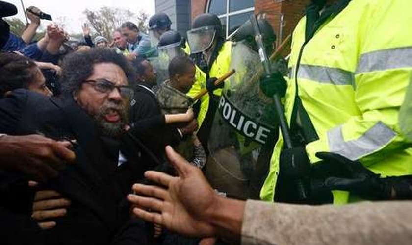 Ativista é derrubado durante confusão com a polícia em um protesto em Ferguson, no Estado do Missouri, EUA. 13/10/2014.